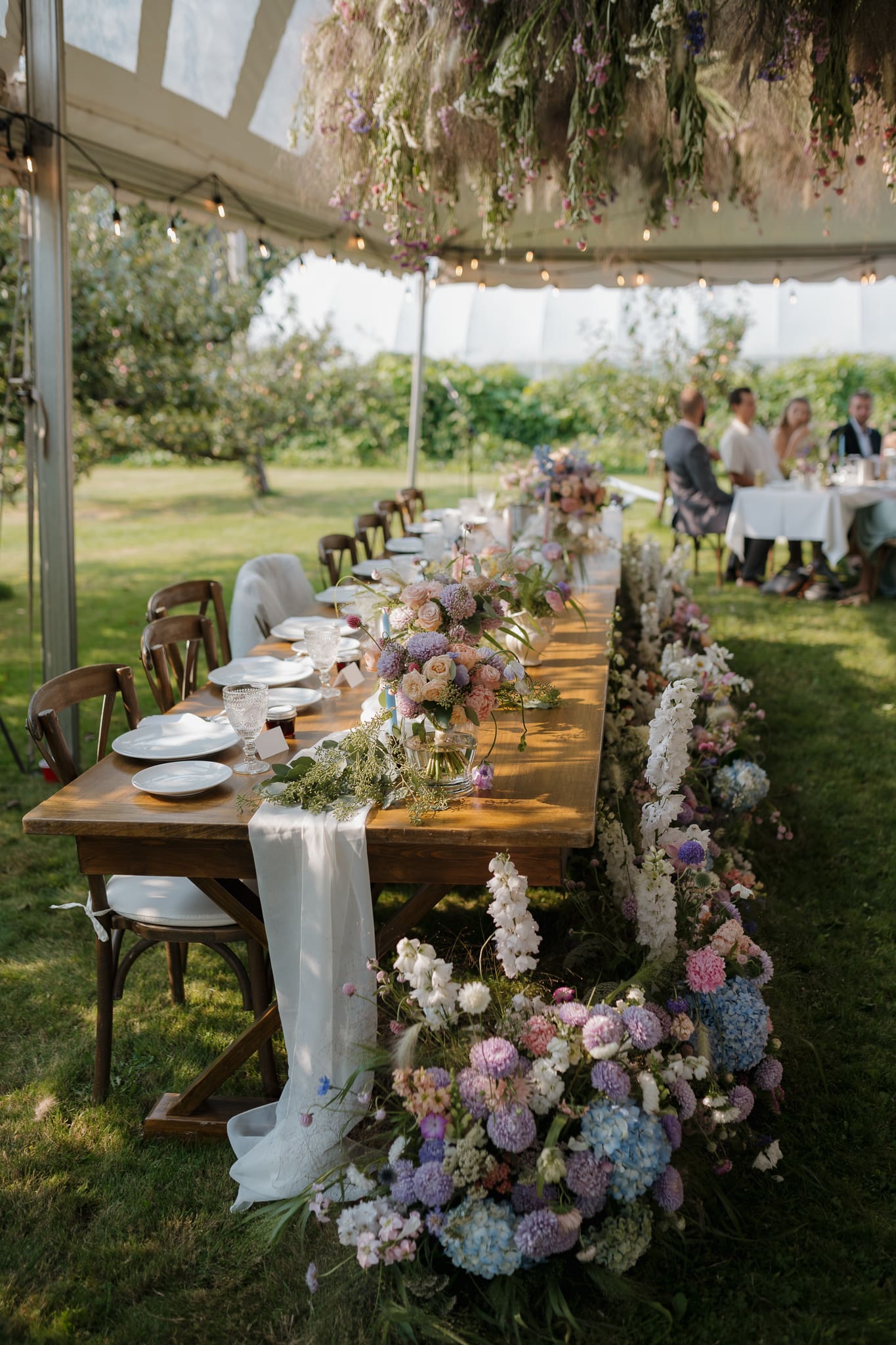 best campbell river wedding venues, photo of the head table at an outdoor wedding in campbell river